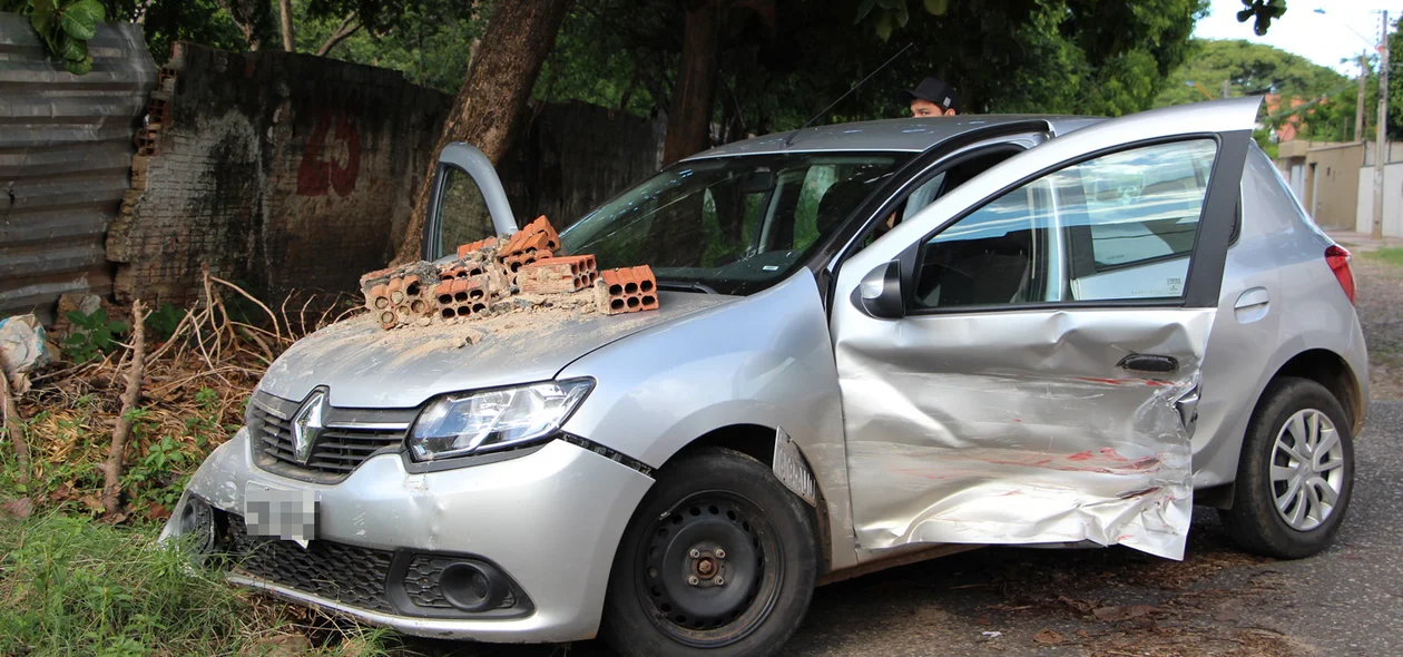 Condutor do veículo Sandero colidiu com um muro