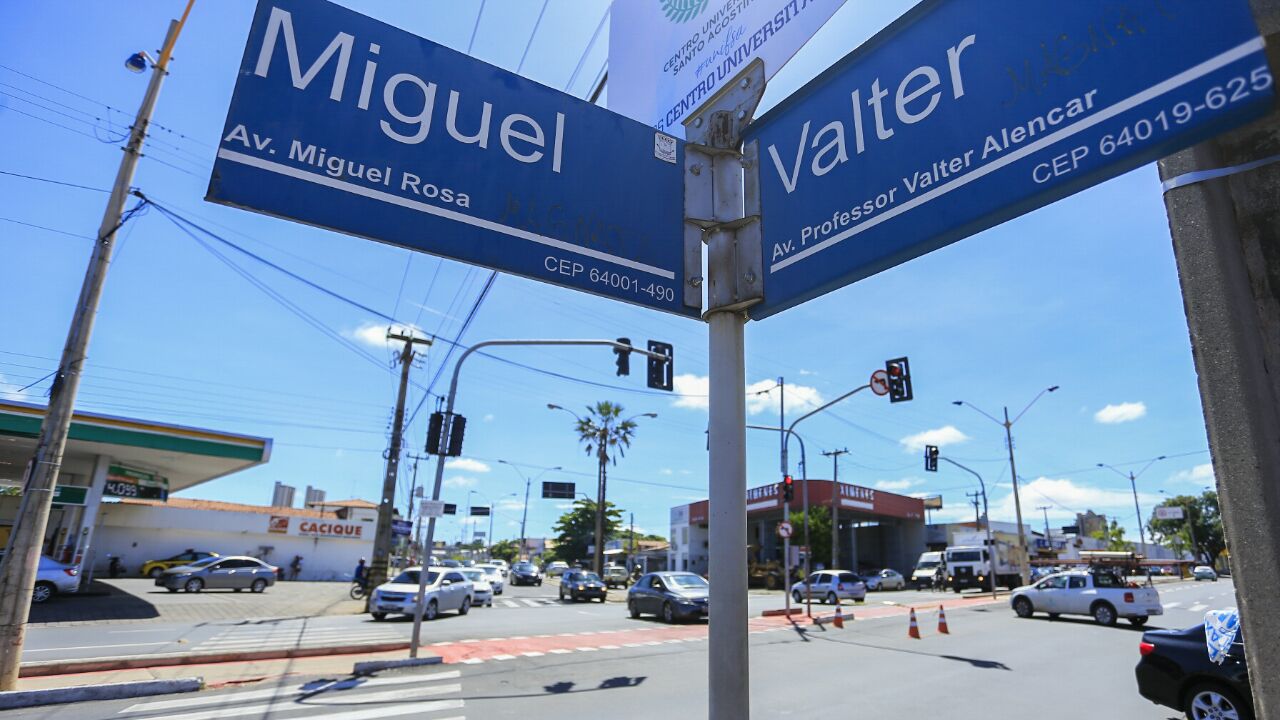 Cruzamento entre a Avenida Valter Alencar e Miguel Rosa