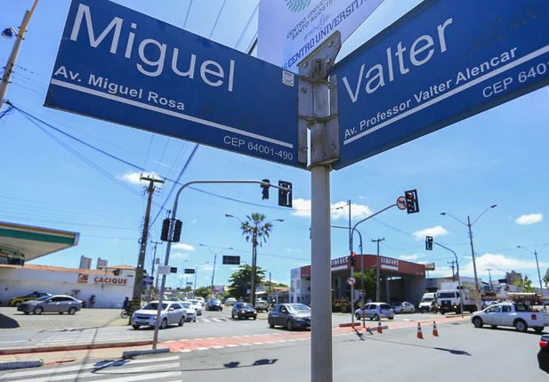 Cruzamento entre a Avenida Valter Alencar e Miguel Rosa