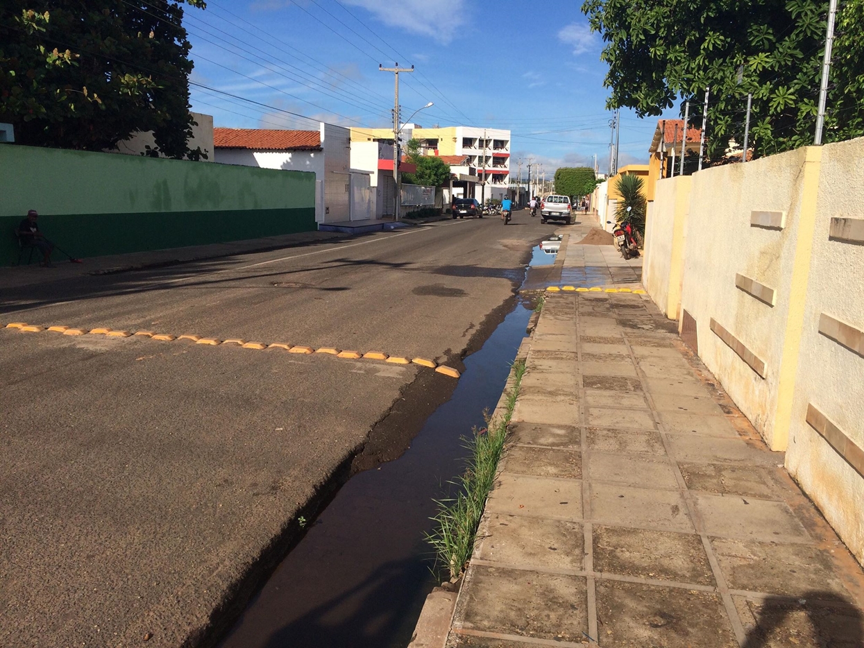 Prefeitura põe tachões em rua Monsenhor Hipólito, em Picos