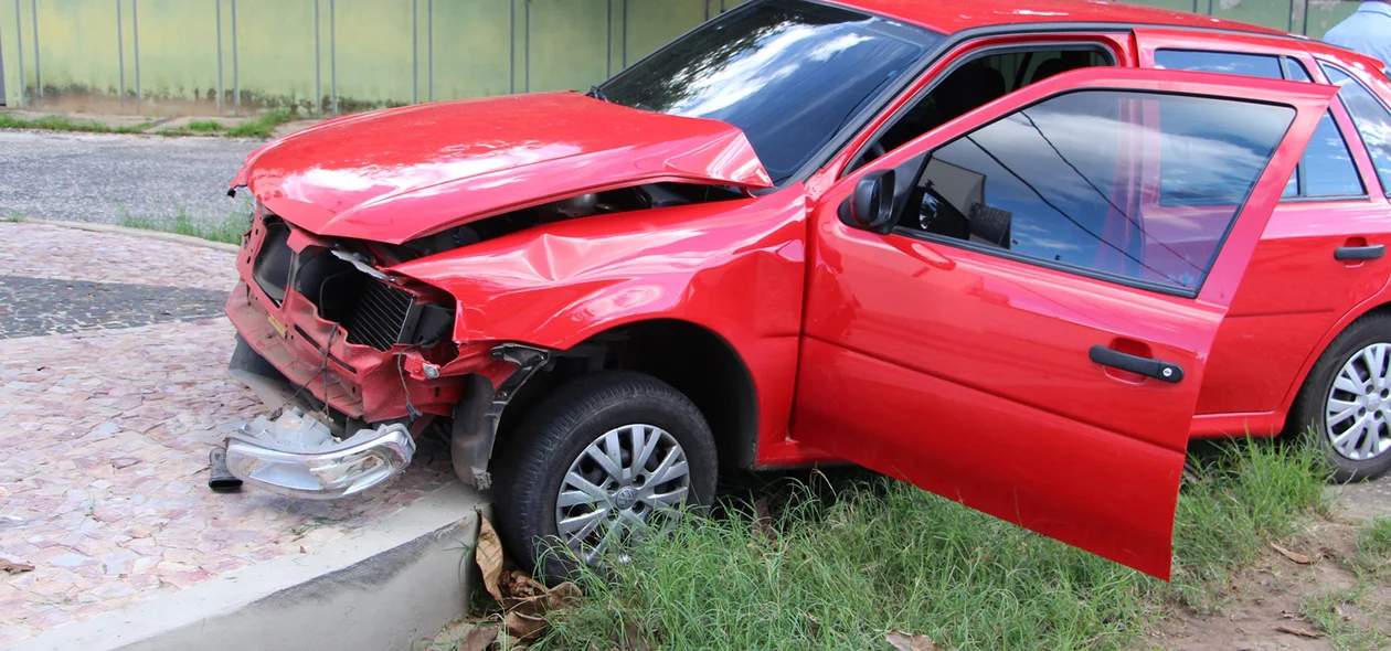 Veículo Gol teve a parte da frente destruída após o acidente