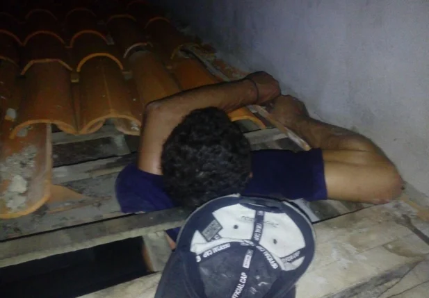 Acusado de furto preso no telhado da residência