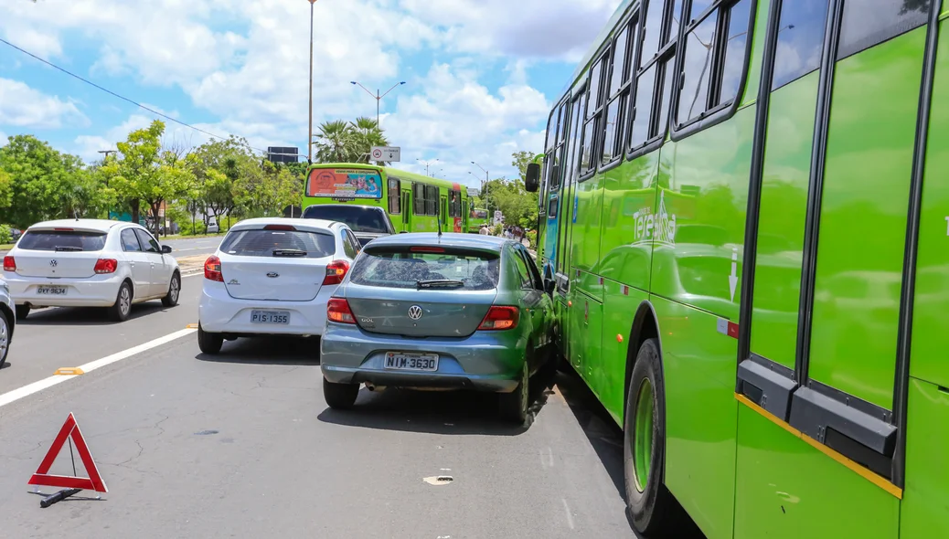Carro colide com ônibus na avenida João XXIII