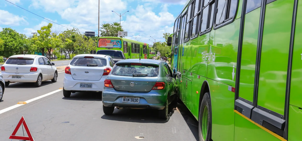 Carro colide com ônibus na avenida João XXIII