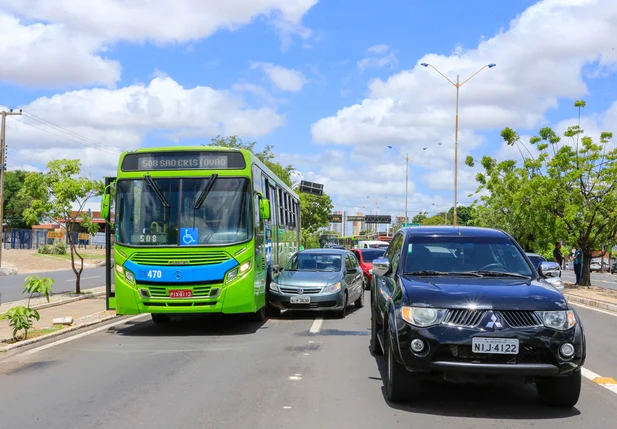 Colisão envolvendo quatro veículos na Avenida João XXIII