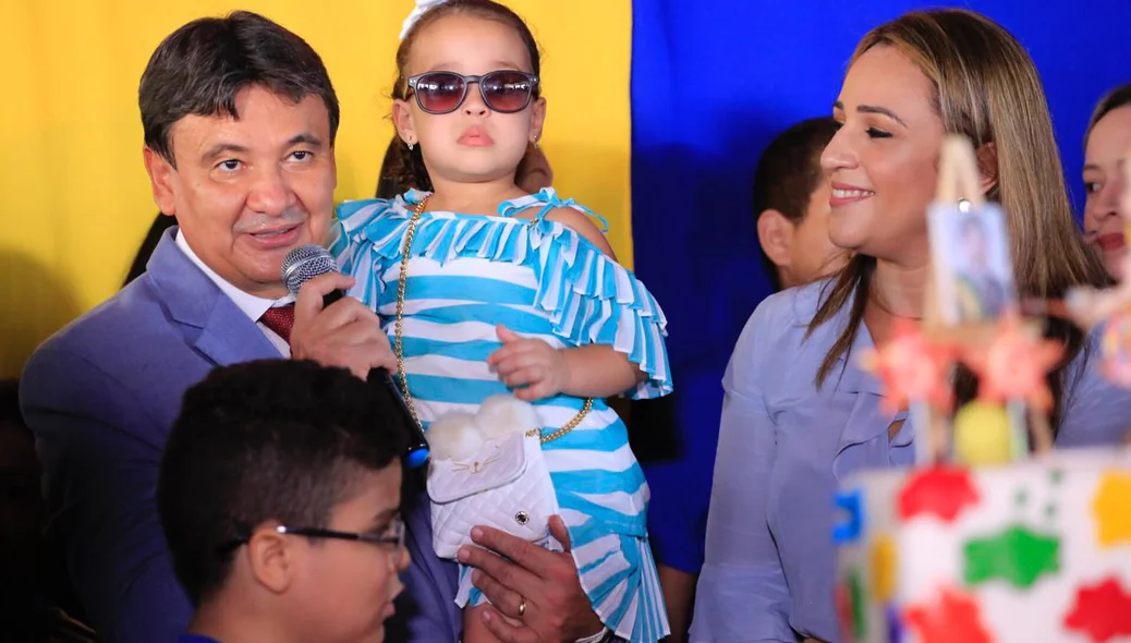 Governador Wellington Dias ao lado da neta, Júlia e da esposa, Rejane Dias 