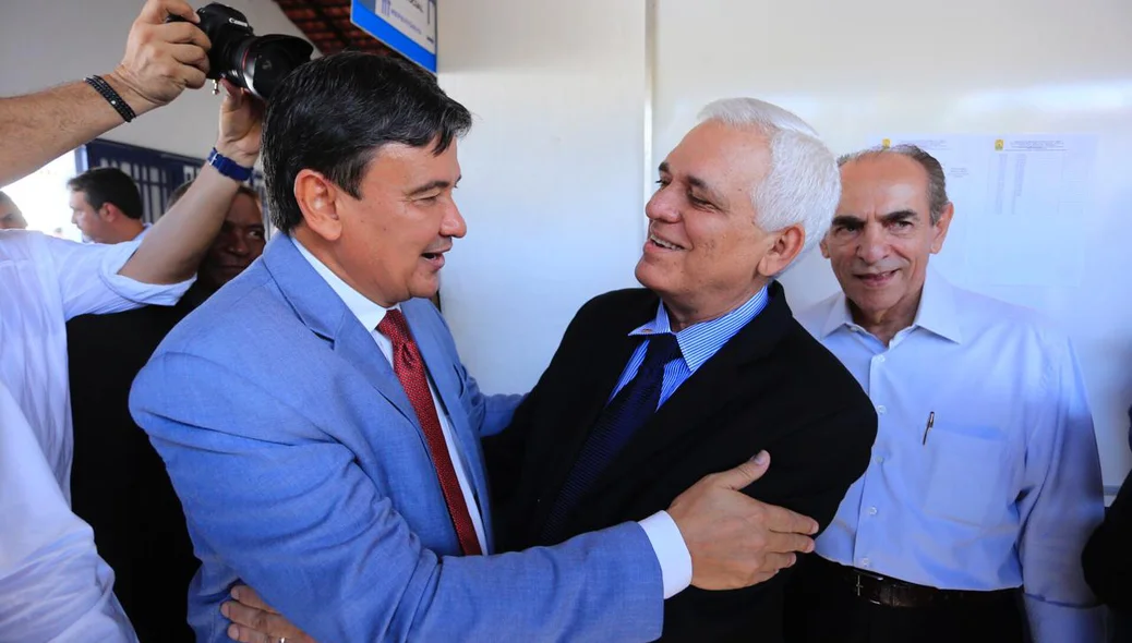 Governador Wellington Dias cumprimenta o deputado Themístocles Filho