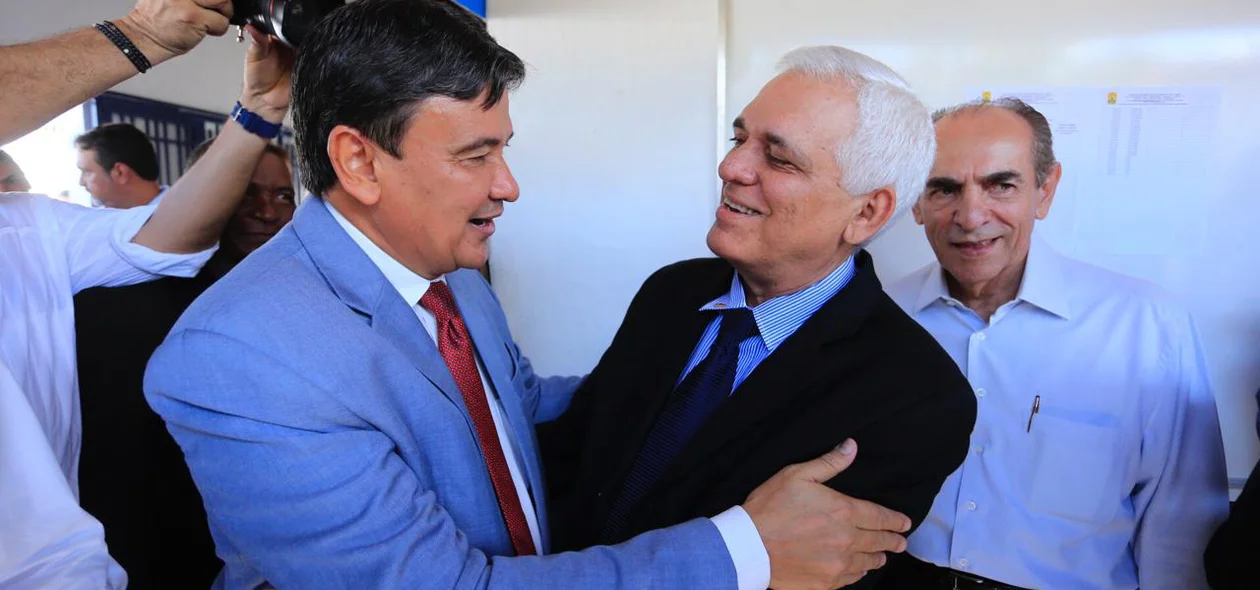 Governador Wellington Dias cumprimenta o deputado Themístocles Filho