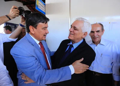 Governador Wellington Dias cumprimenta o deputado Themístocles Filho
