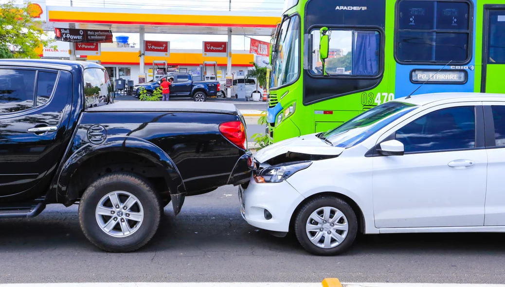 Um Ford KA colidiu na traseira de uma L200 