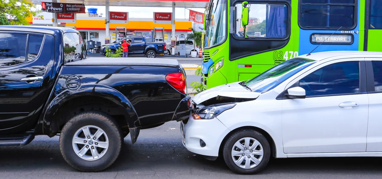 Um Ford KA colidiu na traseira de uma L200 