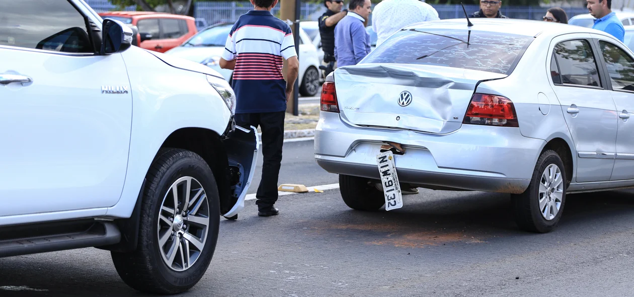 Traseira do Voyage ficou destruída 