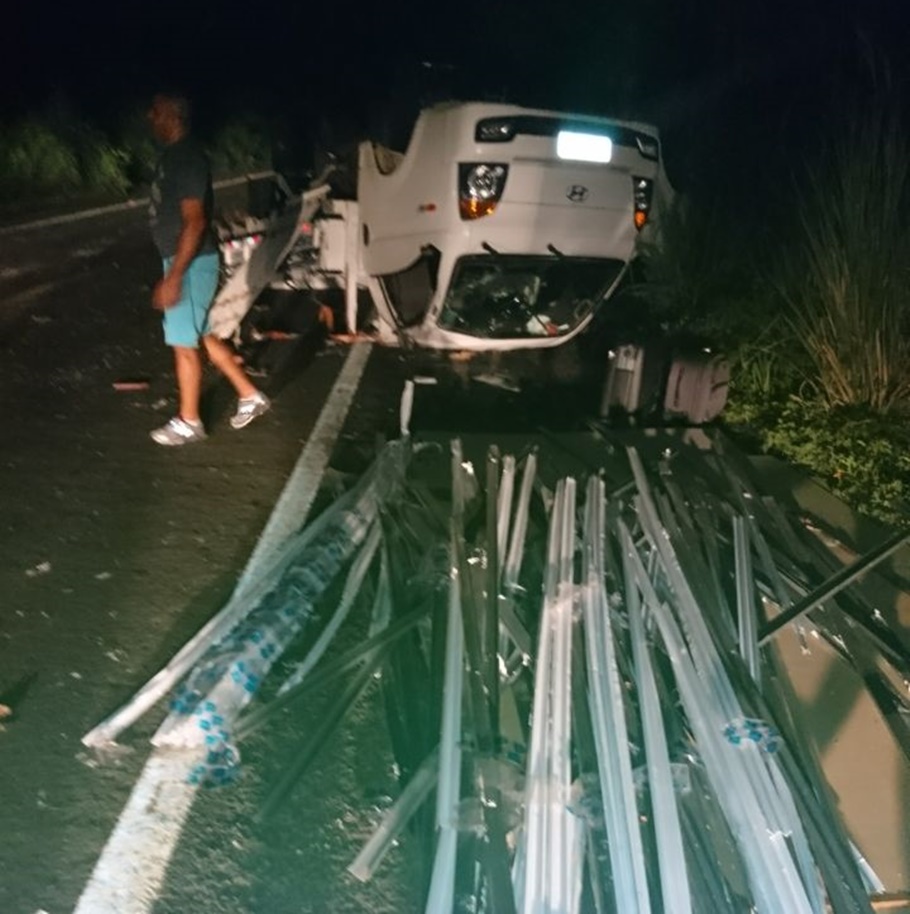 Veículo que capotou na BR-343