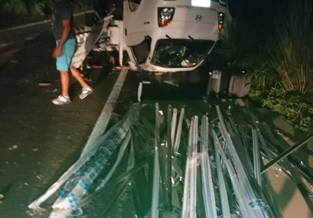 Veículo que capotou na BR-343