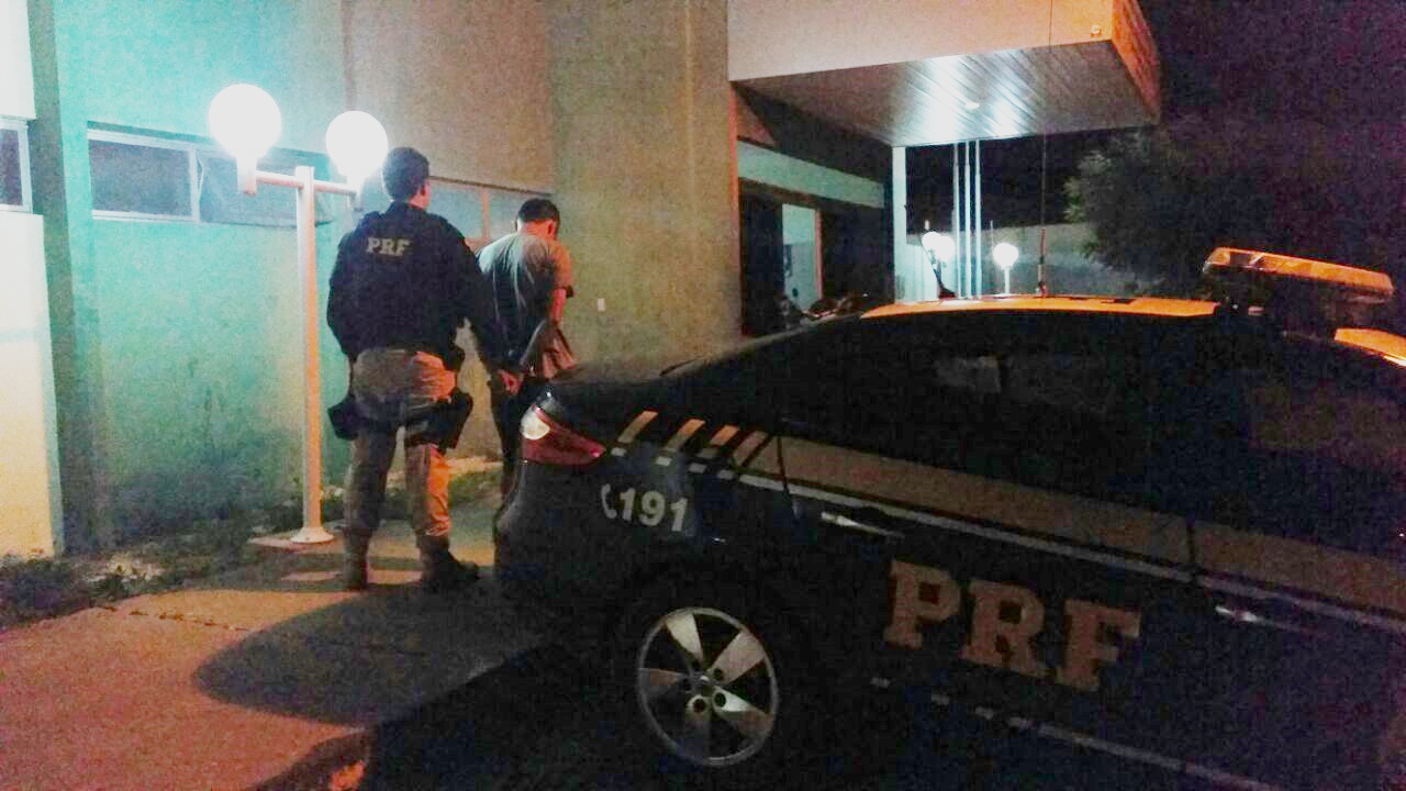 Caminhoneiro preso pela PRF na BR-343