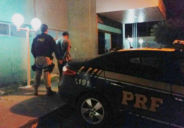 Caminhoneiro preso pela PRF na BR-343