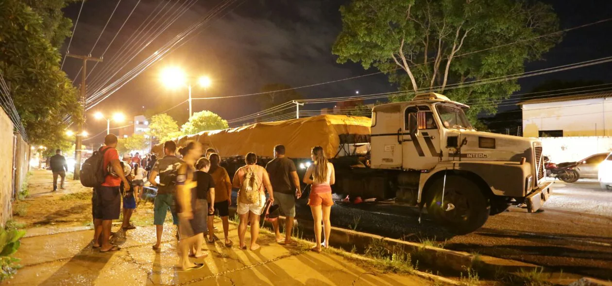 Curiosos no local do acidente