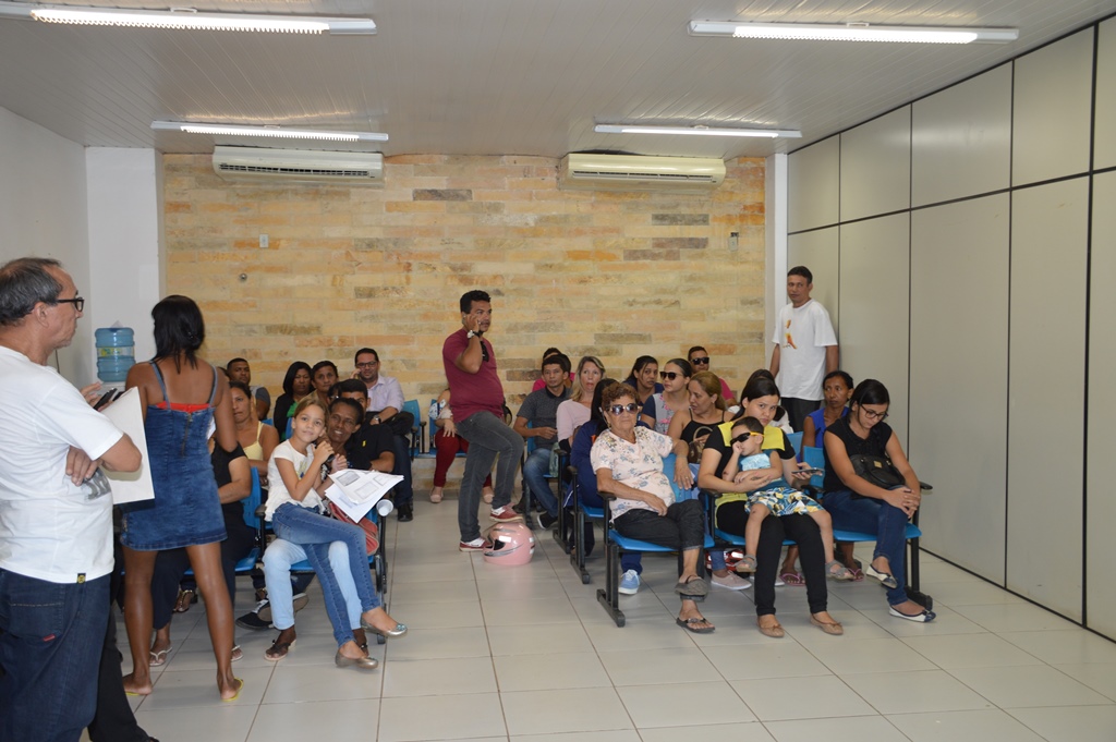 Eleitores aguardam momento de serem atendidos