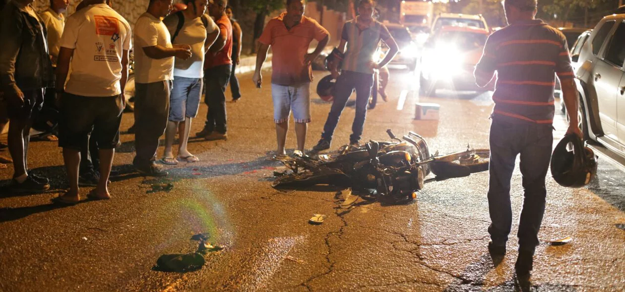 Motociclista morre após ser atropelado por caminhão