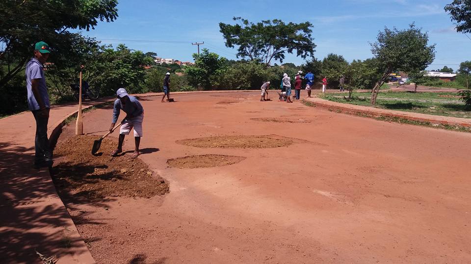Operação tapa buraco na zona urbana de Esperantina