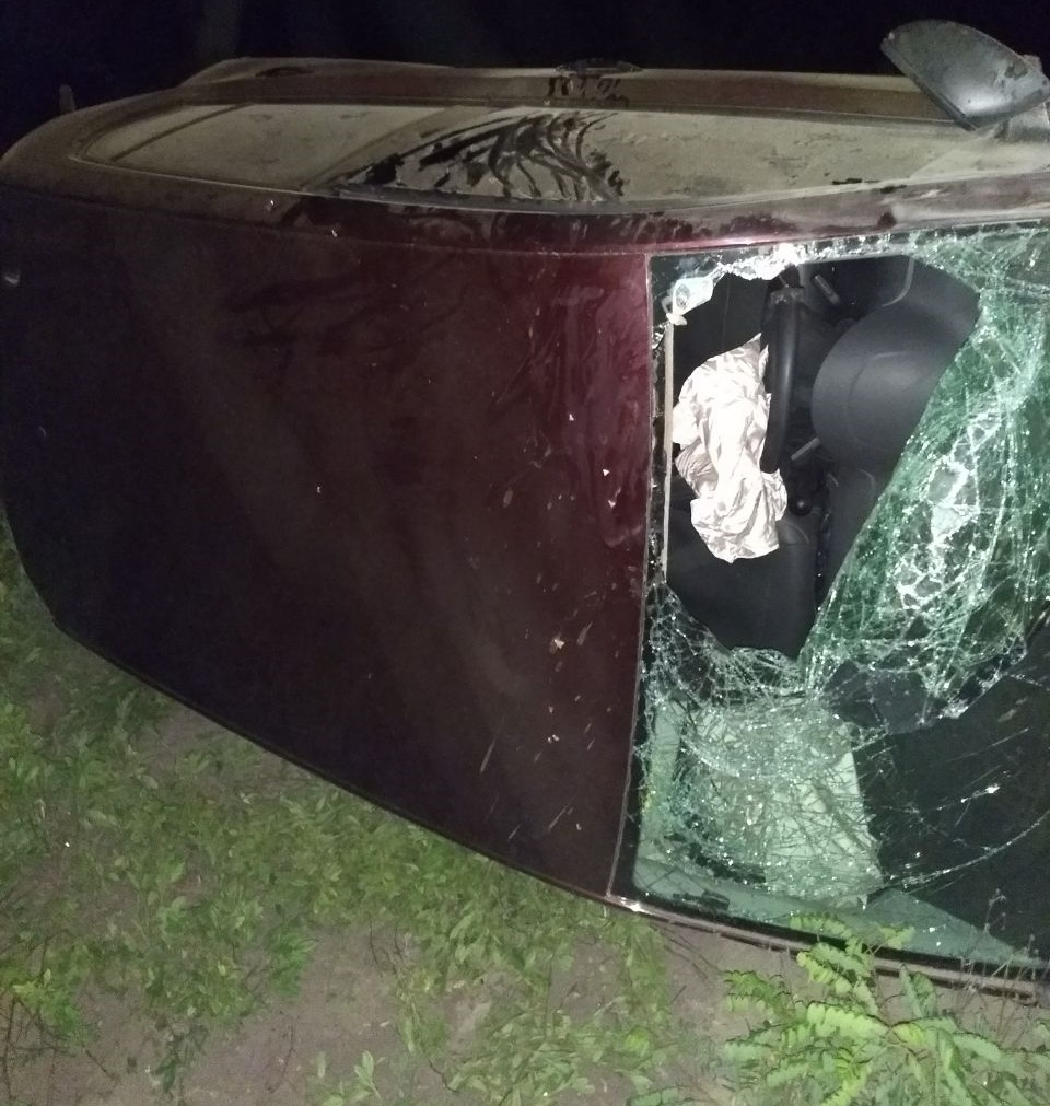 Veículo que capotou após ser roubado na BR-020