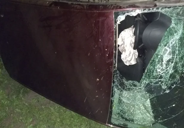 Veículo que capotou após ser roubado na BR-020