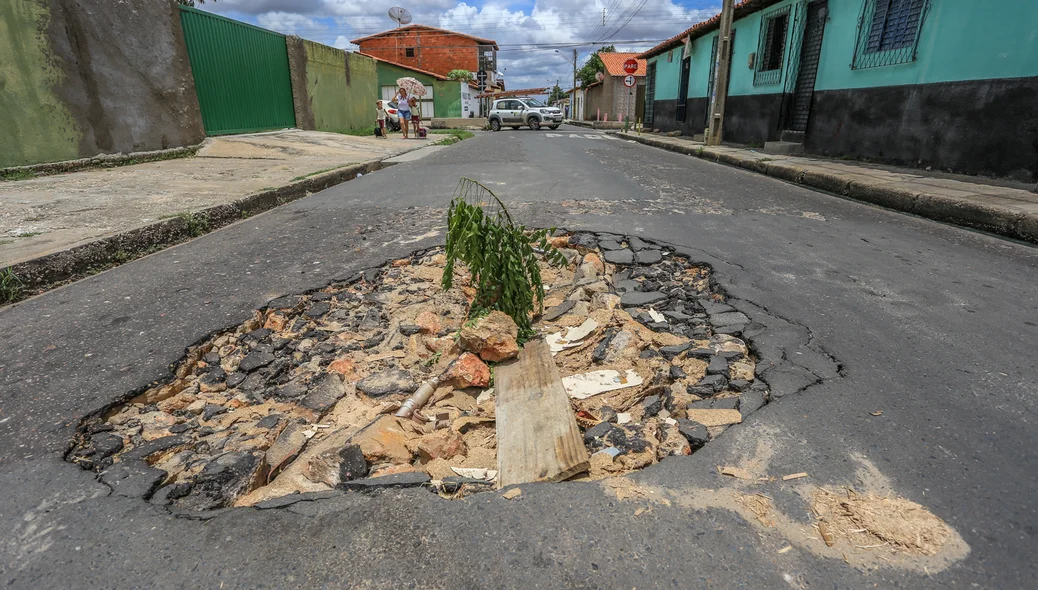 Buraco toma conta da rua no bairro Dirceu 