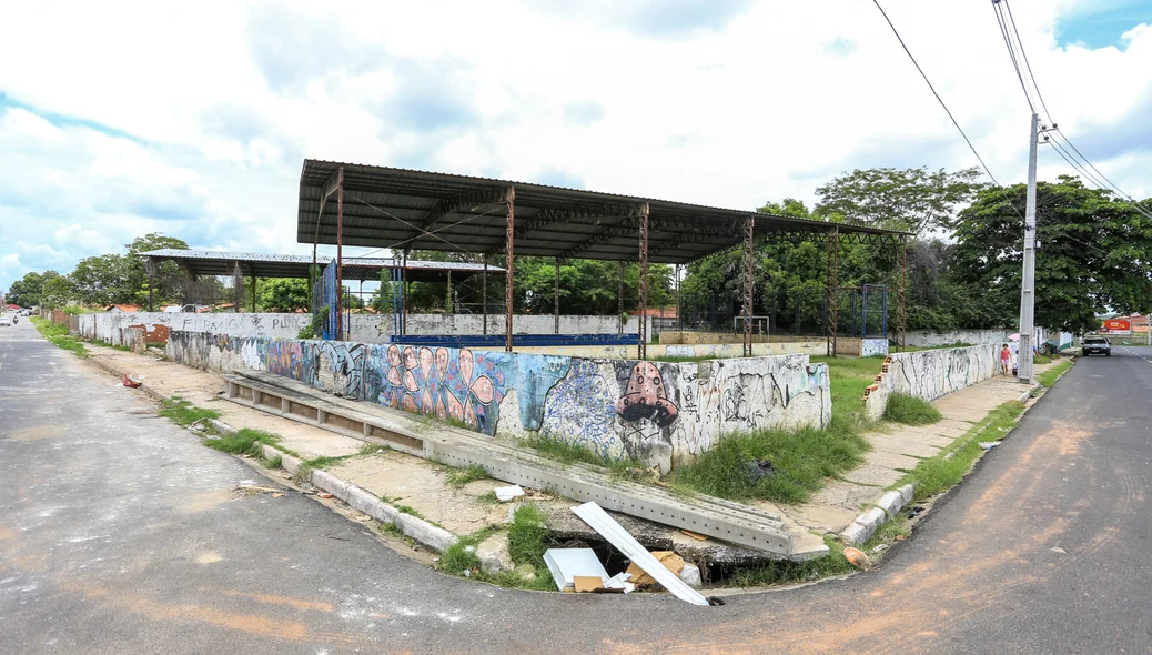 Chuva carrega lixo e entope galerias no bairro Dirceu II