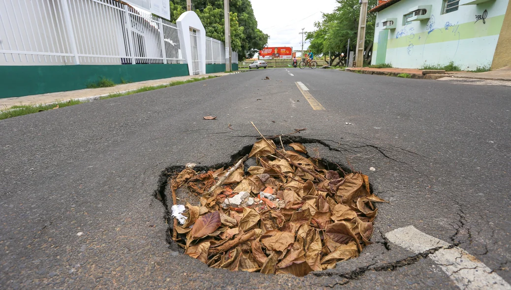 Moradores reclamam de buracos no bairro Dirceu II