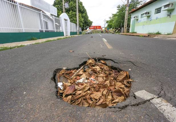 Moradores reclamam de buracos no bairro Dirceu II