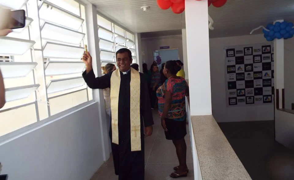 Padre benzendo a nova sede da secretaria de saúde em Esperantina 
