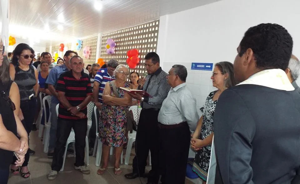 Pastor benzendo a nova sede da Secretaria de Saúde em Esperantina 