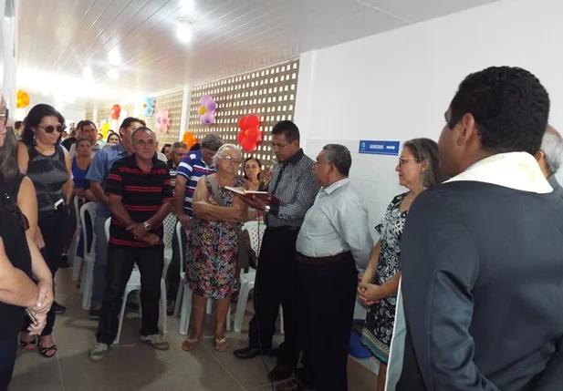 Pastor benzendo a nova sede da Secretaria de Saúde em Esperantina 