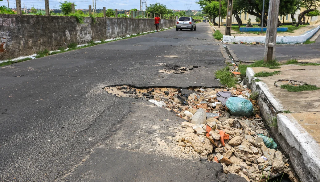 Populares jogam resto de material de construção em buraco no bairro Dirceu II