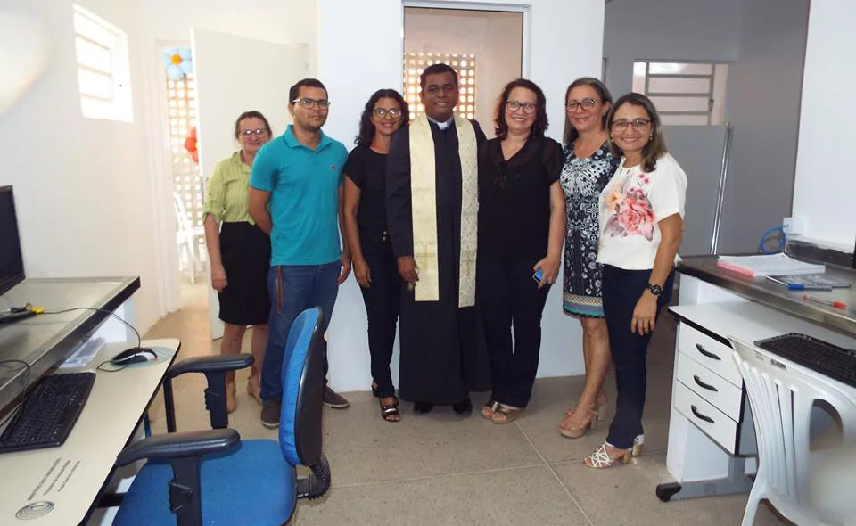 Prefeita Vilma Amorim tira foto na nova sede da secretaria de saúde