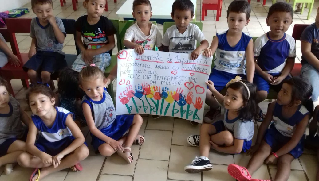 Crianças homenageando as Mulheres de Cocal