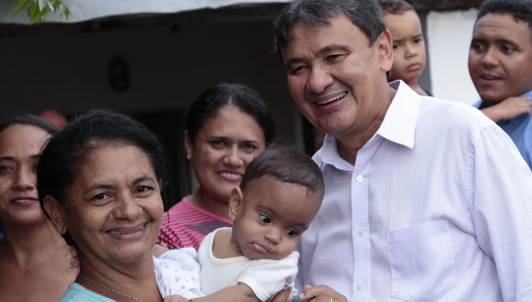 Governador Wellington Dias cumprimenta moradora 