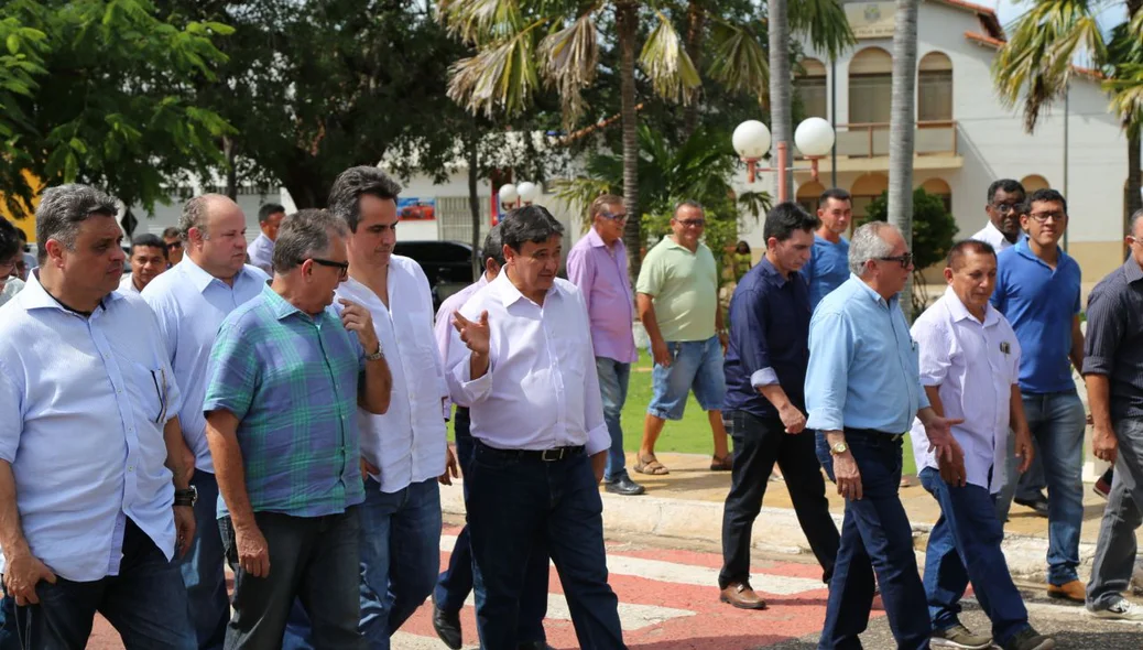 Wellington Dias e autoridades políticas passeiam pelas ruas