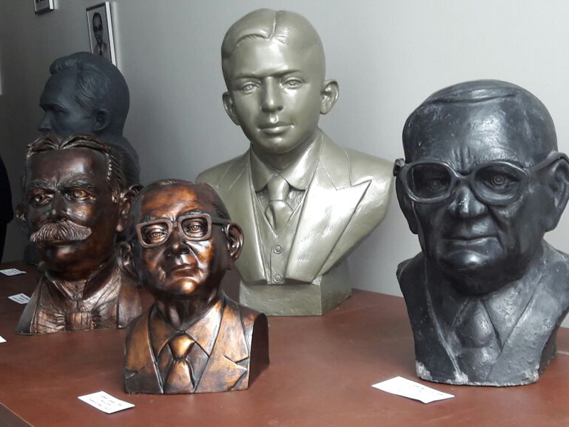 Bustos de grandes escritores estão no museu