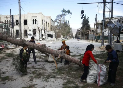 Crianças juntando destroços na Síria