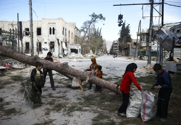 Crianças juntando destroços na Síria