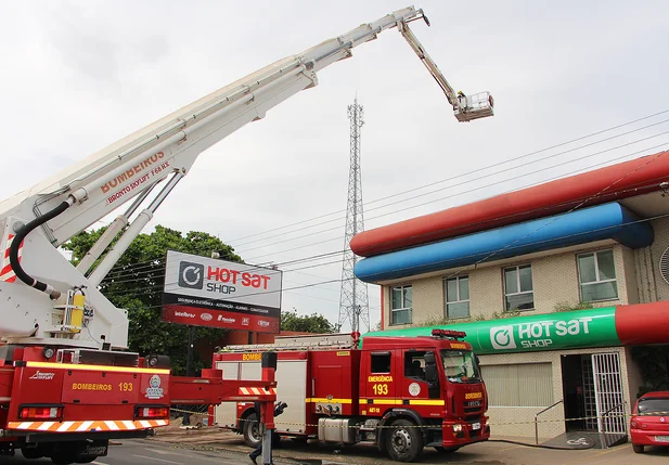 Incêndio atinge depósito da Hot Sat em Teresina