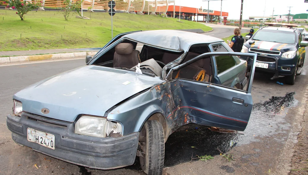 Carro ficou destruído 