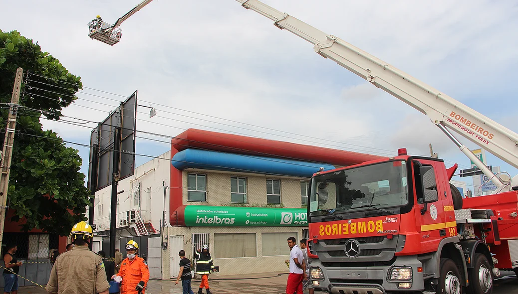 Equipe do Corpo de Bombeiros no local 