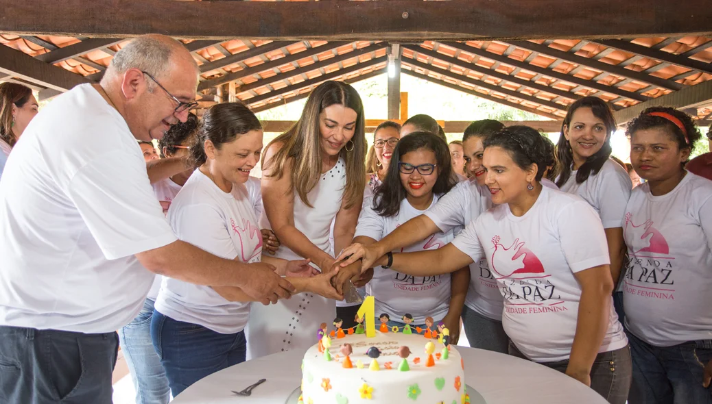 Margarete cortou o bolo junto com os colaboradores da Fazenda da Paz