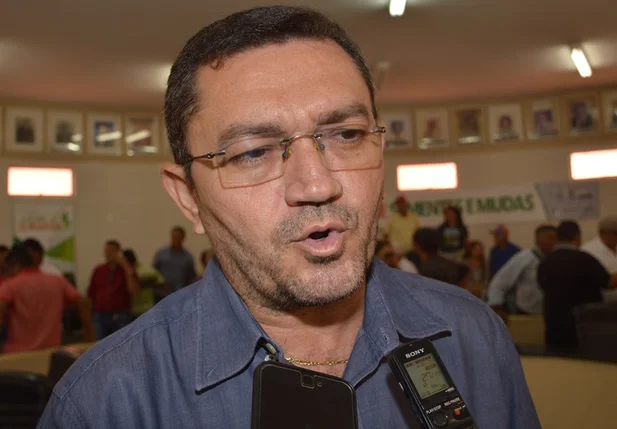 Padre Walmir contrata empresa de Floriano por R$