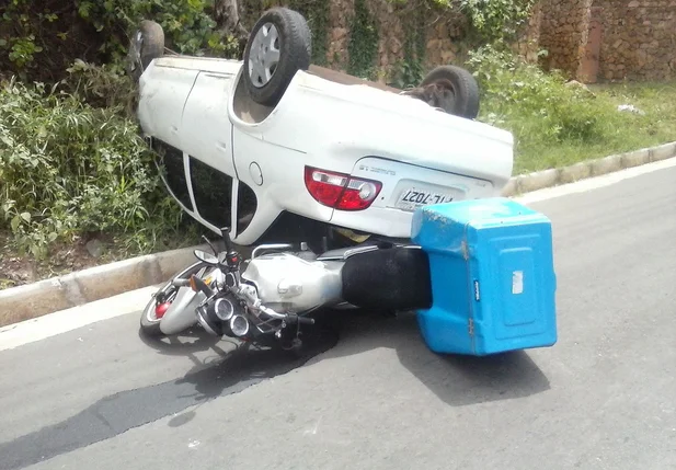 Condutora perde o controle de veículo e colide com motociclista