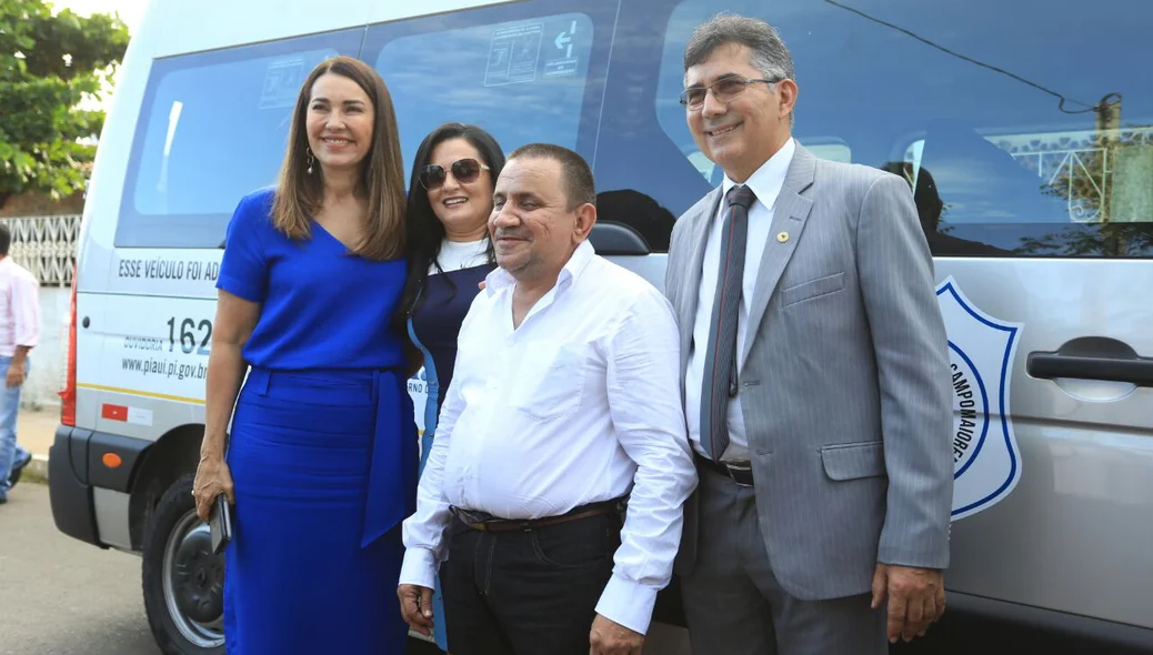 Entrega de van para ADVIC durante evento da Batalha do Jenipapo