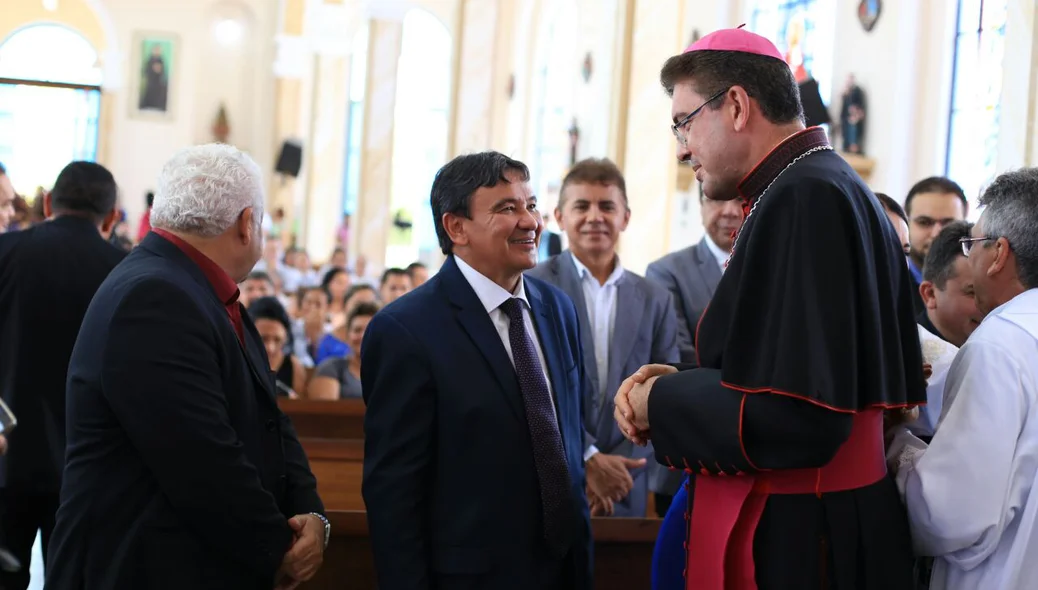 Governador Wellington Dias cumprimenta sacerdote