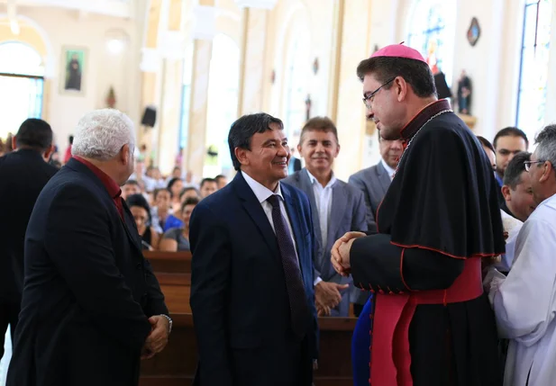 Governador Wellington Dias cumprimenta sacerdote